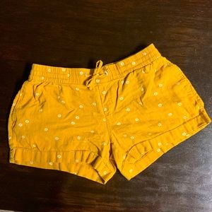 🧡 50% off bundles! Old Navy yellow w/ white daisy shorts